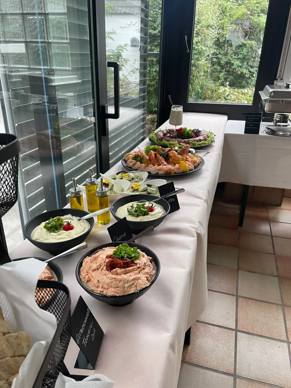 Unser aufgebautes Buffet mit hausgemachten Dips und angerichteten Platten