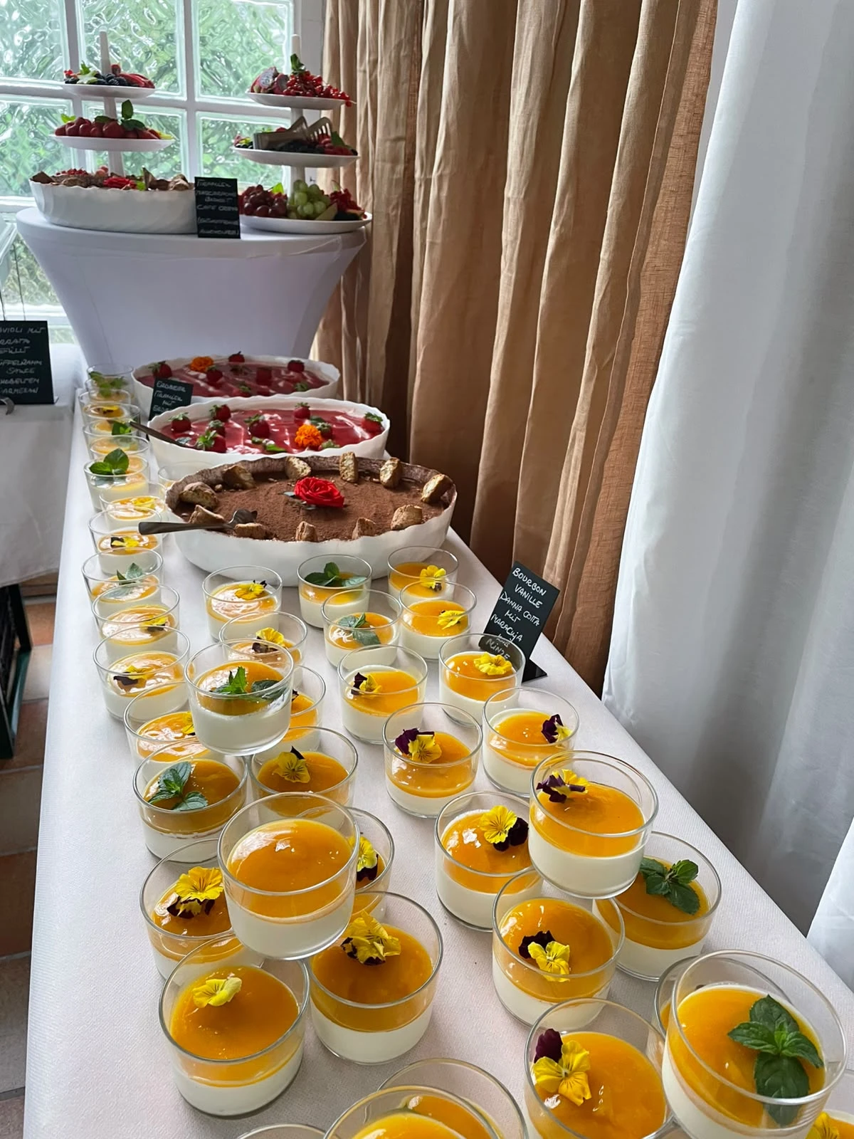 Viele kleine Desserts im Glas auf unserem Buffet