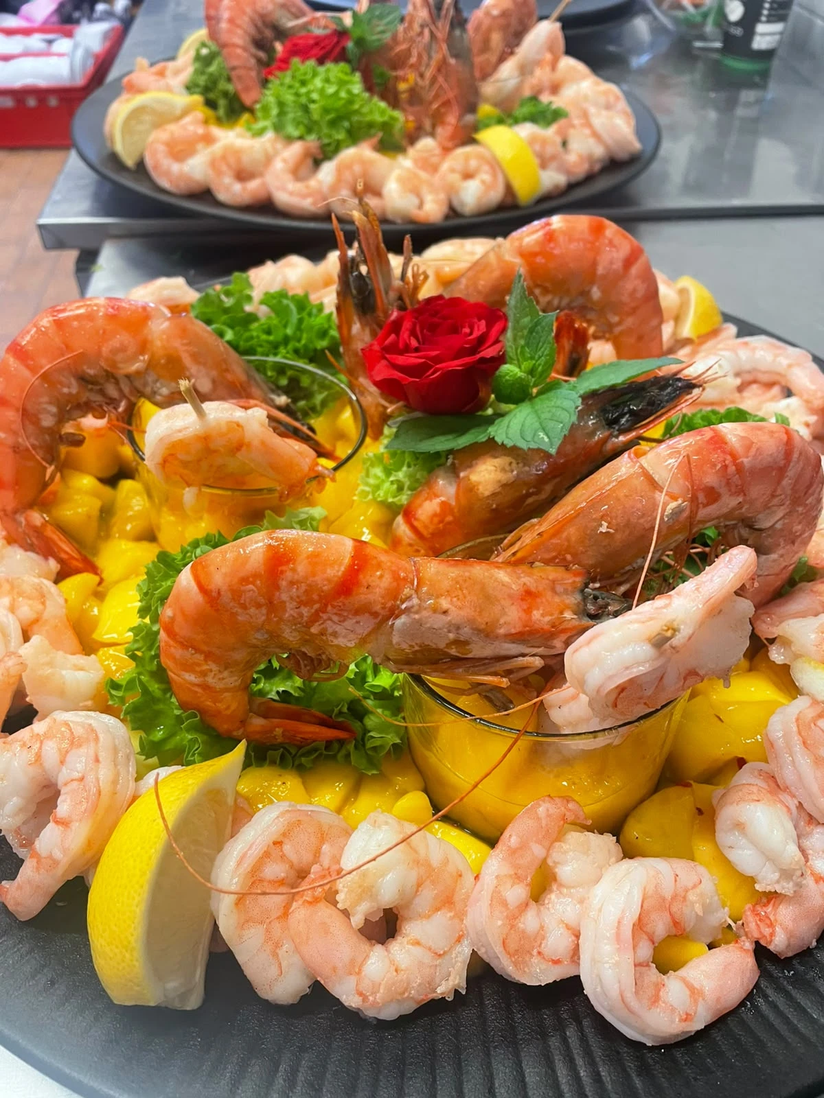 Unsere Meeresfrüchteplatte mit Garnelen, Lachs und Zitrone